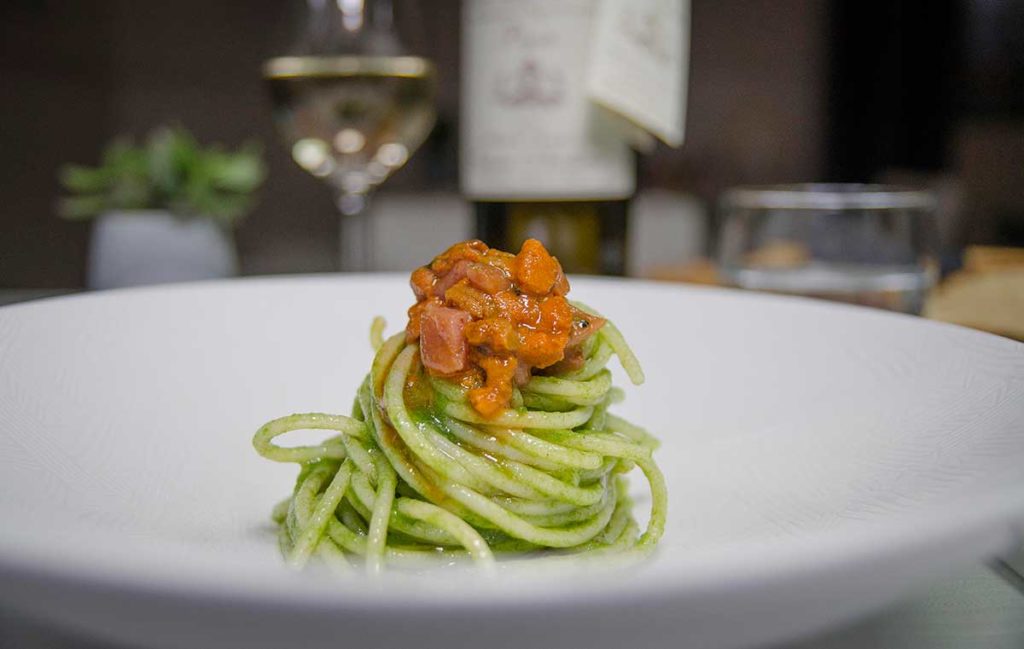 spaghettoni, clorofilla di alga e battuta di tonno marinata al riccio di mare